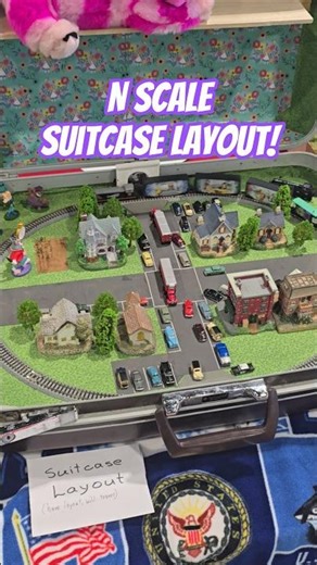 N Scale Layout Inside a Suitcase! CB&Q EMD NW2 Freight Train