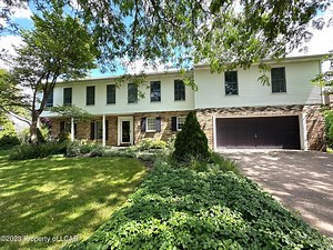 *Currently Off Market* Brookhill 2-Story Home! 📍155 Lakeview Trail, Sugarloaf Truly a special home with quality & upgrades throughout! Hardwood & tile floors, skylights, high-end kitchen appliances in custom kitchen, huge eat-at island, den/office with fireplace, built-in cabinetry, huge master bedroom with bath & WIC, fully finished lower level rec & family rooms and more! Call Anita Reber, Lewith & Freeman Real Estate 570-501-7575 | Lewith & Freeman Real Estate