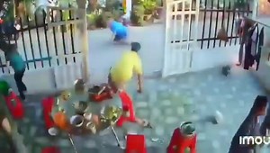 🔴Explota celular en plena merienda familiar: advierten sobre riesgos de uso en condiciones peligrosas Un momento de tranquilidad terminó en alarma cuando un teléfono celular explotó repentinamente en medio de una reunión familiar. El dispositivo, que había sido colocado en el centro de la mesa mientras estaba conectado a la corriente, generó una pequeña explosión que provocó humo, susto y alertó a los presentes sobre los peligros de usar estos aparatos en condiciones inadecuadas. Aunque no se r