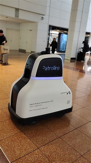 Robot 🤖 patrolling Haneda Airport. This is real Japan 🇯🇵 #robot #japan #travel #technology #future