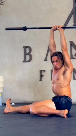 Barbell Mobility Challenge 🔥 Barbell overhead with a tight grip, cossack squat to ground with control, internal rotation, cossack concentric from the ground back up to standing. Repeat the other side! 💯 Good luck here she is a tough one! 😜 #barbellmobility #mobility #challenge #try #trythis #canyoudoit | Elastaboy