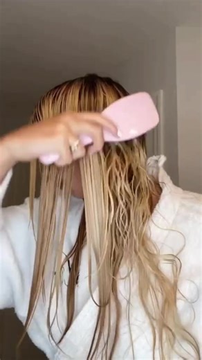 This is what rich hair feels like 💸✨ Money Mist is a weightless leave-in conditioning spray designed to hydrate, strengthen, and add shine - without ever weighing hair down. Formulated with our Baolyzed Amino Complex™, it helps reinforce fragile strands, reduce breakage, and smooth frizz for hair that looks glossy, soft, and healthy from root to end 🤍 Use it daily on wet hair to detangle, boost manageability, and instantly elevate your hair routine. Consider this your hair’s best investment 🤩