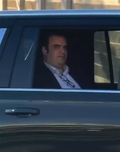 Κατευθυνόμενος προς τη λέσχη #Μπιλντενμπεργκ για να πάρει εντολες όταν αντιλήφθηκε ότι τον πήρανε χαμπάρι προσπαθησε να κρυφτεί σκύβοντας, το plan b ήταν να ανεβάσει το παράθυρο όμως επειδή ήταν κλειδωμένο ζήτησε από τον οδηγό να το κάνει. Πόσο γελοίος είναι…