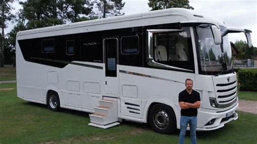 Liner 1090 Gio für 542.000 Euro - Rennfahrer testet Luxus-Wohnmobil mit eigener Garage