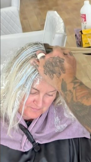 Blonde touch-up in a flash! ✨ Mini Highlights are here to keep your hair glowing