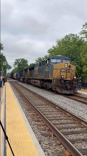 CSX engineer waves at railfans at Ashland Train Day #shortvideo #shorts #trains #csx #csxt