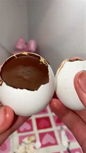 Filling & cracking the Dubai eggs🍫🥚#asmr #asmrfood #chocolate #recipe #oddlysatisfying #egg