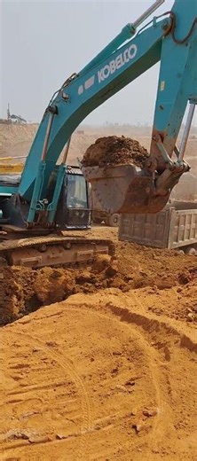 Huge Kobelco Excavator SK380 Loading Dump Truck