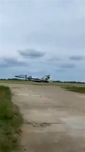 Amazing low pass 😮 Plane: Ukraine MiG-29 ✈︎✈︎✈︎✈︎✈︎✈︎✈︎✈︎ Like this? Follow @theaviationaddict for more! ✈︎✈︎✈︎✈︎✈︎✈︎✈︎✈︎✈︎✈︎✈︎ #military #airport #fly #airforce #navy #sky #flight #power #marines #aircraft #plane #aviation #pilotlife #jet #aviationlovers #aviationphotography #aviationdaily #instagramaviation #planespotting #aviationgeek #instaaviation #airshow | Aviation Addicts