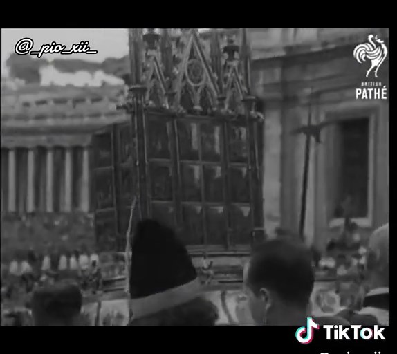 El Santo Padre preside la procesión de Corpus Christi en la Plaza de San Pedro 🕊✝️🕊 #pontifexmaximus #pastorangelicus #piusxii #eugeniopacelli #piexii #papapioxii #pacelli #vetusordo #fsspx #tradicionalismocatolico #catholicchurch