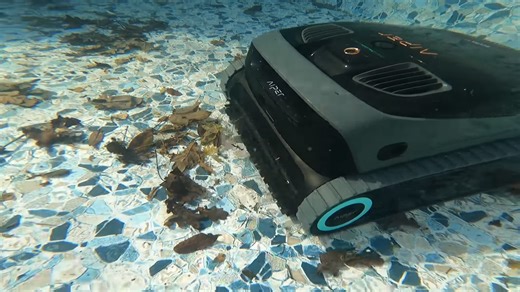 This is what 6,600 gallons per hour of suction looks like underwater