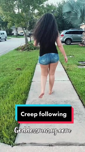 #jeansgirl #walkingstreet #walkingbarefoot #longhair #latina #tallgirl #PINKHolidayRemix #florida #orlando #creep following me 😰 #pesbranquinhos
