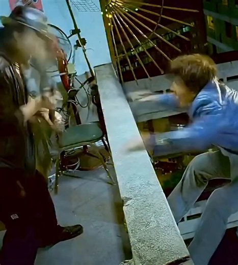 This shows one of the most dangerous scenes from a Jackie Chan movie 😳🔥🎬The risk, the stunts, the legend… unmatched.