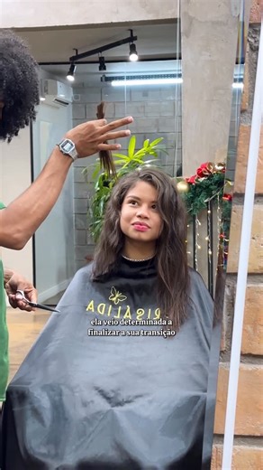 Salão especializado em Cachos | Cuiabá, MT on Instagram: "A transição capilar não é uma fase “estranha”. É um reencontro com quem você realmente é. Muitas vezes o que parece “falta de definição” é só excesso de química nas pontas impedindo o seu cacho de se revelar Com o corte certo, direcionamento e a finalização adequada para o seu tipo de curvatura, o resultado muda completamente. 🦋 Transição não é sobre perder comprimento. É sobre ganhar identidade✨ Se você está passando por isso, salva es