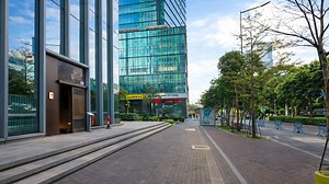 中国銀行エリアの未来的な街並みを歩く