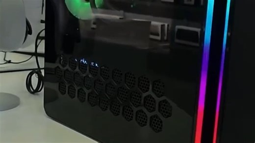 外星人R17游戏主机，搭载高性能处理器与独立显卡，畅享3A大作无压力。无论是激烈竞技还是沉浸剧情，帧率稳定、画面流畅。轻薄机身兼顾强劲散热，长时间游戏不降频。学