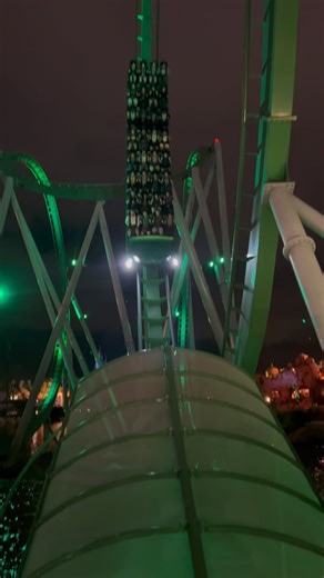 Headlights on a coaster 😍 #incrediblehulk #hulk #rollercoaster #themepark #orlando #florida #marvel #meta #reel #reels #night #headlights #islandsofadventure #travel #vacation #green #mean #extremethrills #fun #thrilling | Daishawn Reid