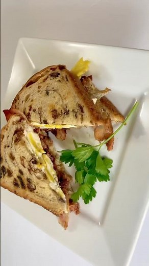 🥓 The BEST Bacon & Egg Breakfast Sandwich on Cinnamon Raisin Bread