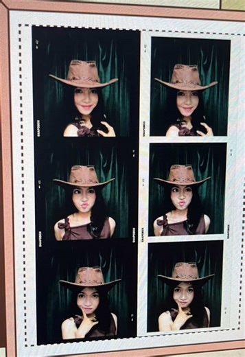 Rintik hujan, outfit manis sayang banget kalau ga sekalian photobox. Ini di Anak Panah Kopi Keprabon, happy karena ga mirror 🫶🏻 makin hemat kalau pakai promo jadi 20.000 pakai kode “APK20” 💁🏻‍♀️ #placetogosolo #solo24jam #exploresolo #photobox