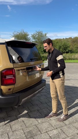 Toyota Land Cruiser: Split Tailgate Design and Functionality
