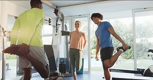 Jeune couple diversifié faisant de l'exercice : vidéo de stock (100 % libre de droit) 3894080561 | Shutterstock