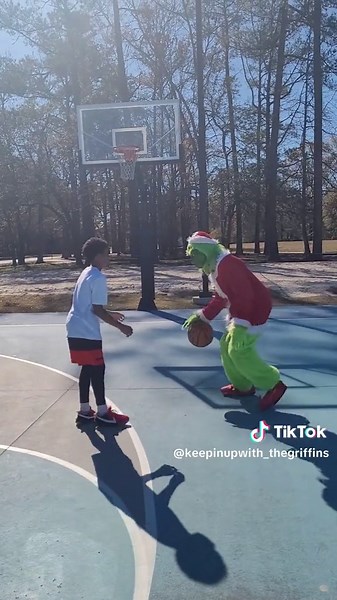 What it's like playing Basketball against THE GRINCH!!! 🏀🔥 #grinch #thegrinch #grinchmas #grinchmas2023 #thegrinchwhostolechristmas #grinchchristmas #grinchreels #fyp #fypシ #funny #funnyvideo #funnyvideos #funnyreels #hilarious #comedy #ballislife #ballislife🏀 #hoops #hoopers #hoopersoftiktok #hoopertiktok #basketball #basketballtiktok #baller #ballertok