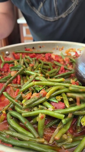 Stewed String Beans with Plum Tomatoes 💚 This simple side dish is so delicious and flavourful it will be your new go to dish this summer! See recipe below. Ingredients: 1 lb string beans, trimmed 1 white onion, diced 3 tbsp extra-virgin olive oil 1 tsp chilli flakes 2 cups canned plum or diced tomatoes with juices 1 tsp salt Fresh basil leaves, torn Heat a large pan over medium heat. Add olive oil, onion, chilli flakes, tomatoes and stir. Use the back of a wooden spoon to smash the tomatoes. Ad