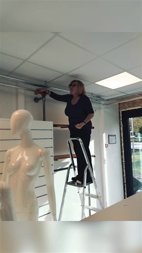 1.6K views · 22 reactions | ️ Les travaux du Complexe communal de Comblain-au-Pont se poursuivent. MAIS... 粒画什 Nous avons pu réouvrir la boutique après une bonne séance de nettoyage !!!  Merci à Mireille d'avoir pris de la hauteur pour nous aider dans notre tâche.   Nous serons ouvert toute cette semaine du mercredi au samedi de 10h à 18h. | Rebelote | Facebook