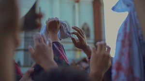 Semana Santa 2025 short film 🎬 Sa Pilipinas, ang Semana Santa ay isang malalim na pinag-ugatan at mahalagang pagdiriwang ng relihiyon batay sa tradisyong Kristiyano ng paggunita sa Pasyon, Kamatayan, at Muling Pagkabuhay ni Hesukristo. Ito ay isang linggong pagdiriwang na magsisimula sa Linggo ng Palaspas at magtatapos sa Linggo ng Pagkabuhay, kung saan ang mga Pilipino ay nakikibahagi sa iba't ibang gawaing panrelihiyon, prusisyon, at pagninilay. Malaki ang ginagampanan ng Simbahan sa paghubog