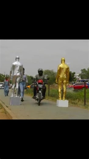 Life-Sized Metallic Statues Interactive Experience