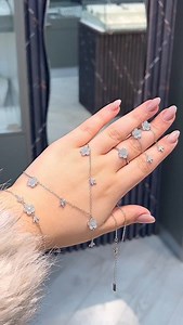 💎 Parure florale en argent 925, délicate et élégante, parfaite pour sublimer chaque tenue. ✨ Prix:22000 da #bijoux #silverjewelry #fyp #babylon #chic | Bijouterie Babylon