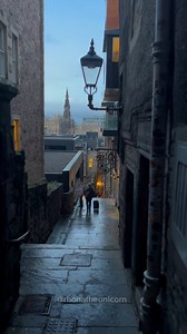 Visiting Edinburgh for the first time? Here are some tips for you: Edinburgh Airport is well-connected to the city centre. Take the Airlink 100 bus for a quick and affordable transfer, or the tram for a more scenic route. Taxis and Uber are also available (though they are more expensive). Edinburgh’s public transport is a convenient way to explore the city, especially with a DAY ticket for unlimited travel on buses and trams. However, Edinburgh is also a very walkable city with beautiful routes,