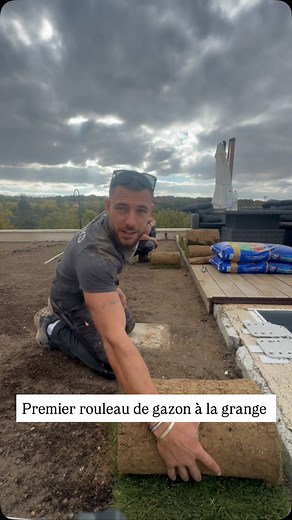 Premier rouleau de gazon à la grange avec @les_gazons_de_camilly le résultat est incroyable 😁 #grange #grangestyle #reels #travaux #home #exterieur #travauxmaison #gazon #exterieur #pelouse | Ludovic Oudard