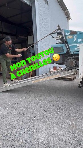 Dumper à chenille : un outil fidèle et attachant 😅😂 #minidumper #brouetteàchenilles # tutobricolage #drôle | Diyavecpolo