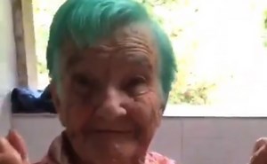 Video. Hermosa reacción de abuelita al ver su cabello color verde