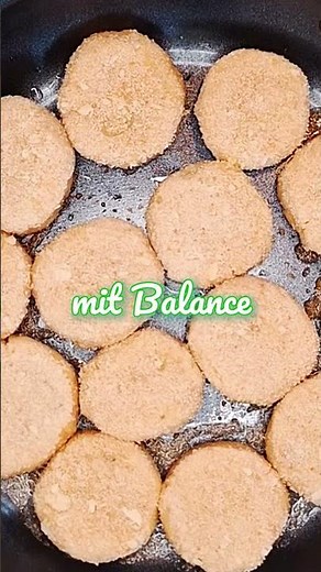 einfaches Rezept: Vegane Kartoffelbrei Taler mit Erbsencreme als Pommes Alternative