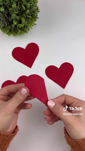 💌 Easy and Beautiful Card for Valentines Day / Lindo e fácil cartão para presentear quem você ama ❤️ #easy #diy #card #karten #valentinstag #valentinesday #valentinescraft #valentinescard #cartão #diadosnamorados #diadoamor #facavocemesmo #craft #papercrafts #papierbasteln #basteln #fyp #viral