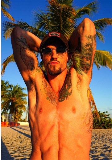 The sun’s clocking out, but I’m just clocking in. 🌅🔥💨 #foryou #keywest #sunsetlover #heatwave #bostonry