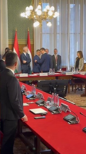 Gulyás Gergely és Magyar Péter találkozása a Parlamentben