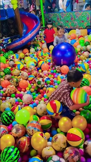 Dorong bola biru dan gendong bola planet ijo jatoh lucu diwahana mandi bola seluncur ungu