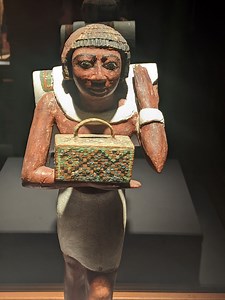 Statue of the Servant Ni-Ankh-Pepi-Kem 🏺 Ni-Ankh-Pepi-Kem was a high-ranking official during the Sixth Dynasty. He served as Overseer of Upper Egypt, royal advisor in Lower Egypt, and Supervisor of the Priests. The statue depicts him carrying a backpack, representing the earliest known depiction of this type of bag in ancient Egyptian art—an exceptional detail that offers insight into daily life at the time. His tomb, located at Meir, is remarkable for containing the largest known cache of serv