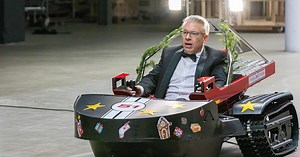 Unfall bei "Höhle der Löwen": Frank Thelen rast ungebremst ins Hallentor