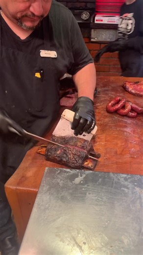 This is the BBQ Capital of the World (Lockhart, Texas) @The Original Black’s BBQ opened in 1932 And is the Oldest BBQ Joint owned by the same family (open 8 days a week) The Black’s now have 5 generations of Pitmasters, starting back from Edgar Black Sr They now have 3 other locations in Austin, New Braunfels, and San Marcos Send this to someone who’d you smoke in a BBQ eating competition Located at: 215 N MAIN ST, LOCKHART, TX 78644 #blacksbbq #lockharttexas #texasbbq #exploretexas #bbqlovers #