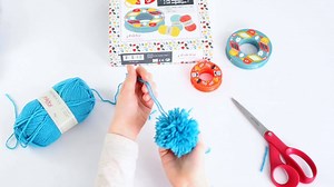 [TUTORIEL VIDEO POMPON] Le pompon est un accessoire facile et rapide à réaliser. Destiné aussi bien aux enfants qu'aux parents, découvrez le côté ludique de cette activité et vous aussi, succombez à la tentation, seul(e) ou en famille ! | Phildar