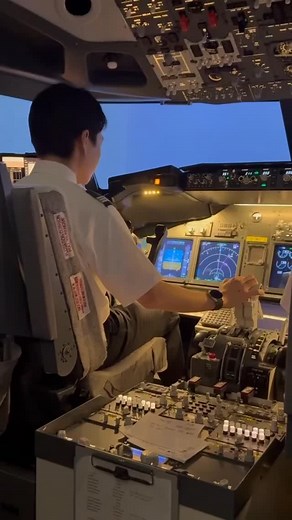 ✈️Solaseed Air × 千葉科学大学 現役パイロットが母校に来学！継承される技と心構え 本学パイロットコース5期生で、現在 Solaseed Air 副操縦士として活躍されているOB が来学。 アメリカでの訓練を控える 1年生（11期）と3年生（9期）・4年生（8期） に向けて、実体験を交えた熱いエールを送ってくださいました。 🛫 トーク内容 ・エアライン副操縦士としてのリアルな業務 ・訓練で大変だったこと ・これからパイロットを目指す後輩たちへのアドバイスなど さらに、名古屋→羽田へのフライトを想定したデモフライトを、本学の FTD737-800 を使用して実演。 機長役はOB、副操縦士役は本学4年生が務め、 現場さながらの緊張感と学びに満ちた貴重な時間となりました。 ✨貴重な学びの機会をいただいたソラシドエアの皆さまに、心より感謝申し上げます。 未来の空を目指す学生たちにとって、大きな励みとなる一日になりました✈️✨ #千葉科学大学 #千葉科学大学航空技術危機管理学科 #パイロットコース #SolaseedAir #ソラシドエア #航空教育 #パイロットへの道 | 千葉