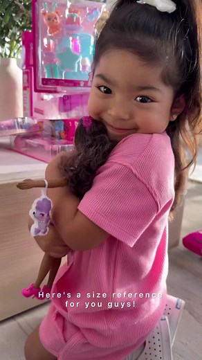 Presentando My First Barbie, una nueva Barbie diseñada para niños enedad preescolar. Suave, fácil de vestir y más grande, está hecha para manos pequeñas y grandes imaginaciones. 💗 Introducing My First Barbie, a new Barbie designed for preschoolers. 💗 Soft to the touch, easy to dress, and a large scale, it’s made for little hands and big imaginations. 🎥: @beautyybird