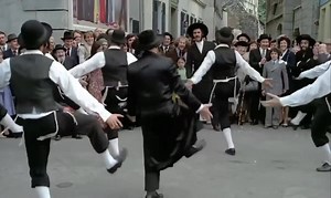 Les aventures de Rabbi Jacob auront une suite... Rendez-vous en 2018 avec "Rabbi Jacqueline" ! 😂 Pour l'occas', on se re-matte la chorée #PassionLouisDeFunès | Les Petits Frenchies