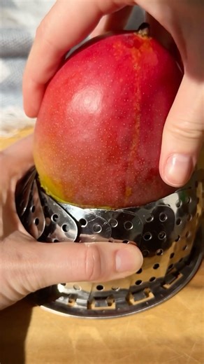 My favourite mango hack🙂‍↕️🥭 #mango #asmr #shortvideo #lifehacks