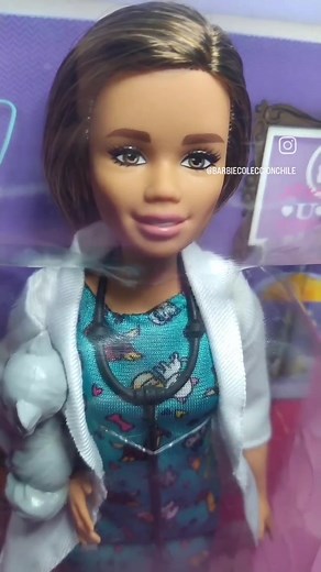 Barbie Veterinaria. Barbie Veterinaria You can be anything. Explora un mundo de diversión cuidadosa con la muñeca Barbie Pet Vet. Cuando una niña juega con Barbie, se imagina todo lo que puede convertirse, y si te encanta cuidar de animales, ¡puedes ser un veterinario de mascotas! La muñeca Barbie Pet Vet lleva un bonito vestido de carrera con un estampado inspirado en mascotas, un abrigo blanco de longitud media y zapatos morados de moda. Su pequeño paciente de gatito está listo para un examen,