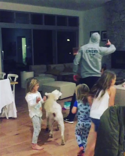 This video of Chris Hemsworth and kids dancing to Wrecking Ball lmao he will always be the superior Hemsworth brother